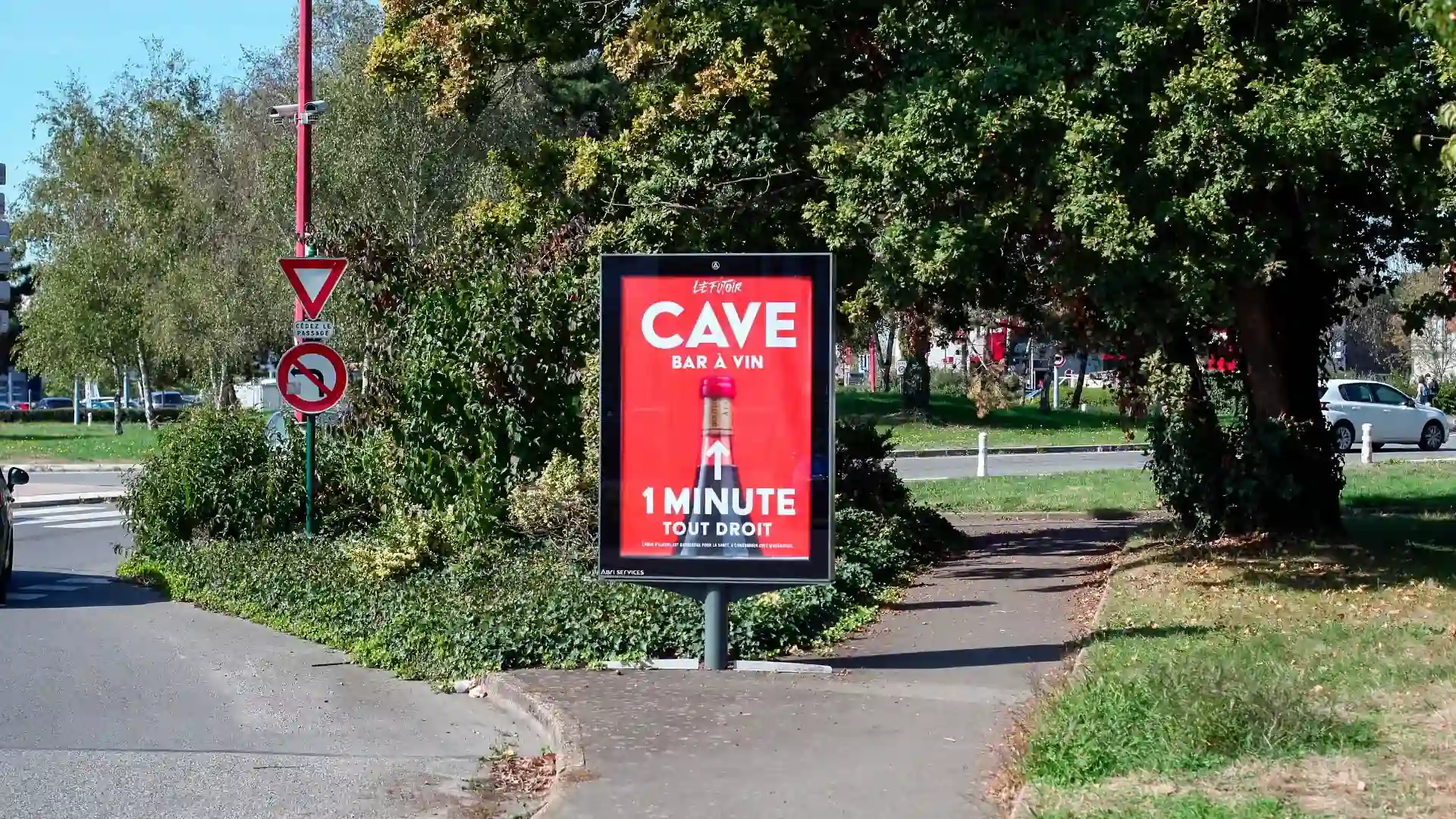 Affiche publicitaire imprimée pour un panneau Decaux en bord de route