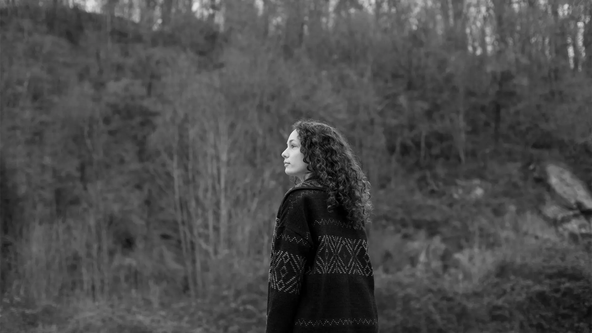 Portrait en noir et blanc d'une chanteuse en pleine nature à Dinan