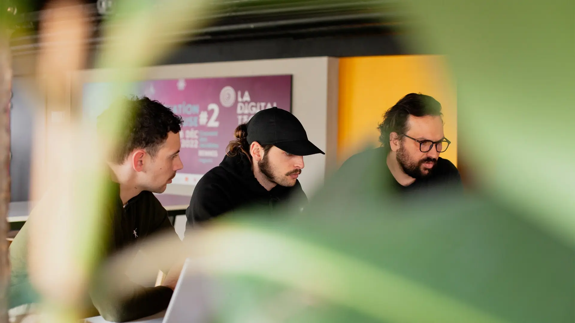 Équipe de professionnels du numérique collaborant sur un projet informatique