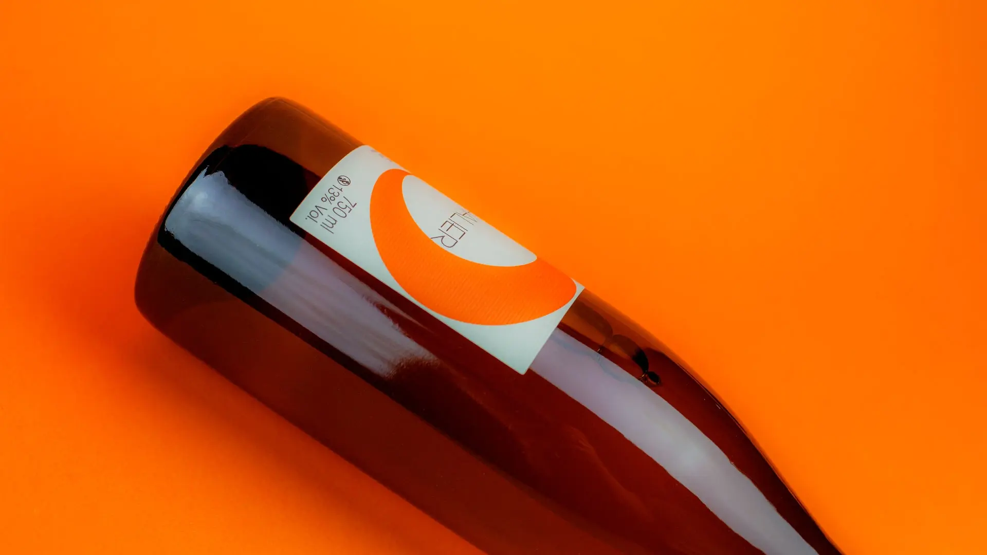 Photographie d'une bouteille de vin en studio