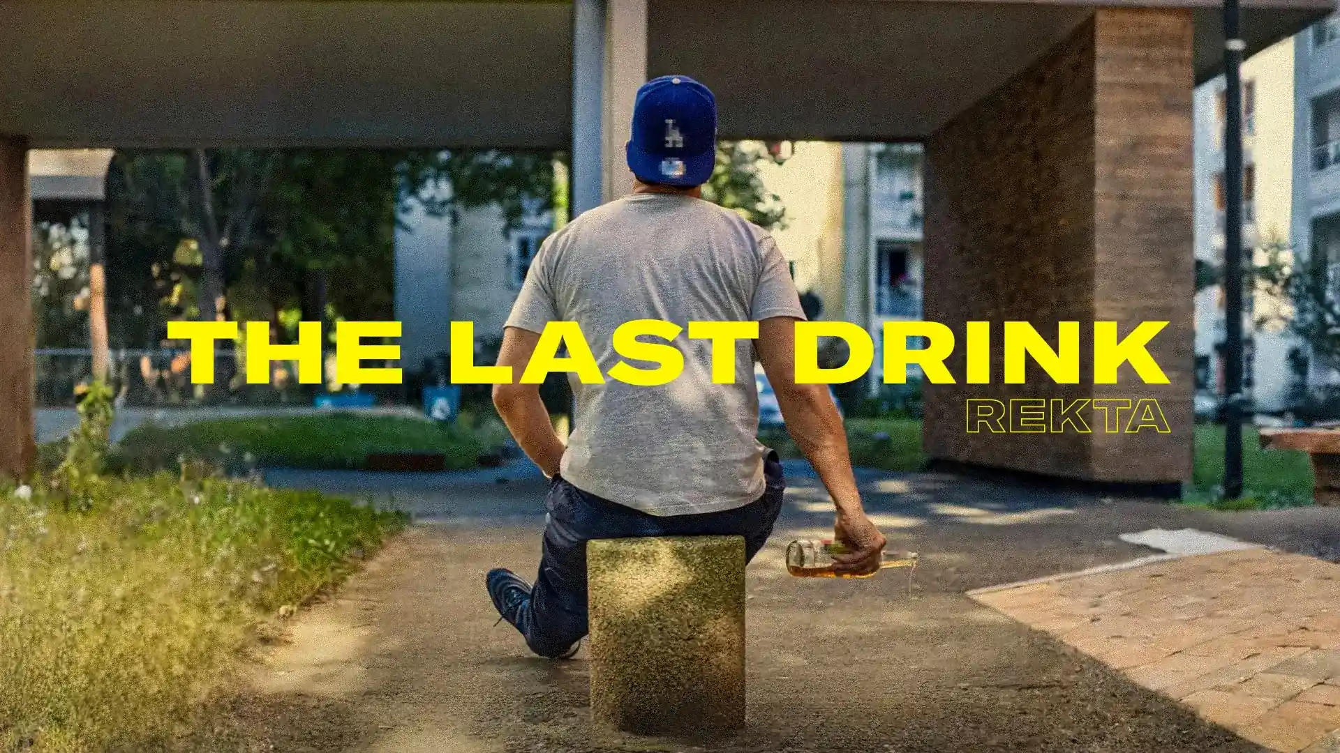 Pochette d'album de rap avec une main et une bouteille de bière